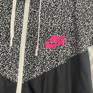 Womens Nike windbreaker zip up!